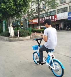 吃瓜爆料两男子骑车互殴,两男子骑车互殴，吃瓜群众现场围观