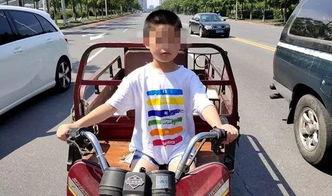 吃瓜爆料两男子骑车互殴,两男子骑车互殴，吃瓜群众现场围观