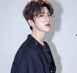 明星网红鞠躬姿势图片,明星网红的优雅姿态揭秘