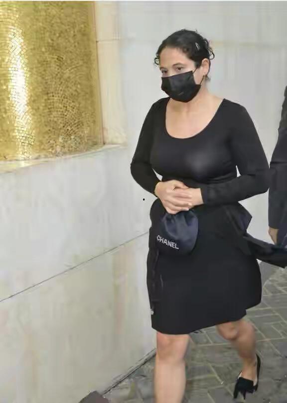 明星网红穿反光背心,明星网红潮搭反光背心，安全时尚两不误